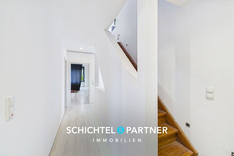 Osterholz | Bezugsfrei: Familienhaus mit liebevollem Garten und Garage – S&amp;P | Flur