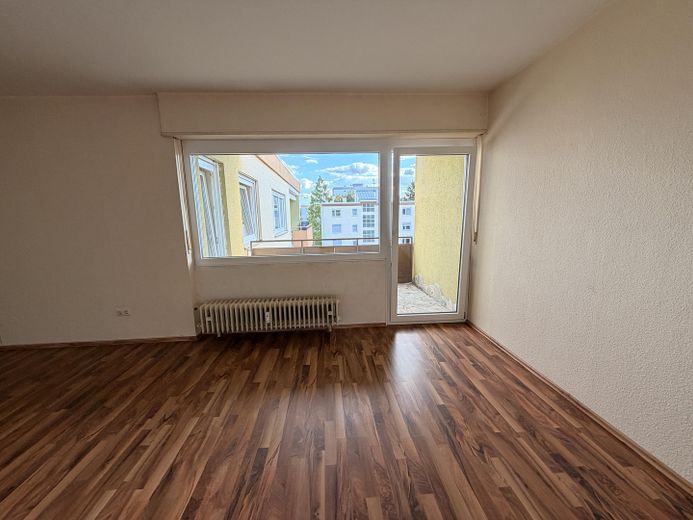 Yenilenmiş, merkezi ve sakin konumda en üst katta 2 odalı daire – Wohnzimmer