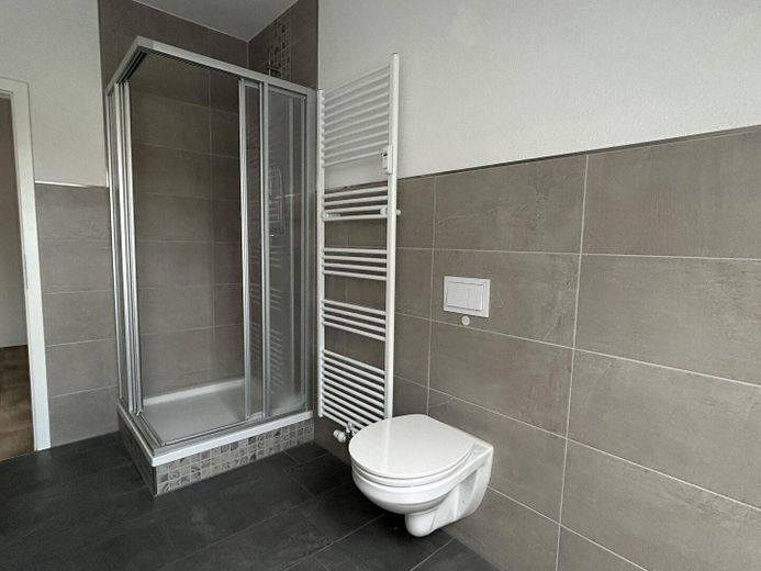 Hochwertige 5R-Wohnung mit Balkon in einer Stadtvilla – Bad..