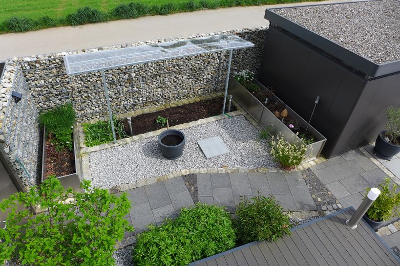 Beste Wohnlage und hochwertige Ausstattung, Garten Süd-West Ausrichtung mit Pool – Gemüsegarten Ostseite Herbst