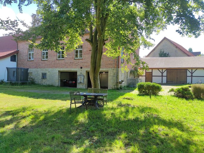 Sin intermediarios: finca con entramado de madera de alrededor de 1720 – aprox. 1.030 m² de superficie habitable/útil, salón, taller, edificio anexo – Gartenseite mit Doppelgarage