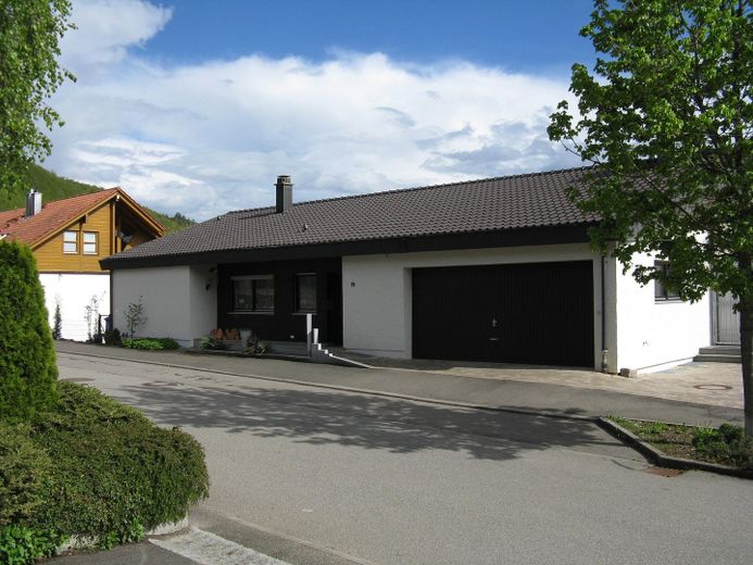 Dom jednorodzinny/wielorodzinny do mieszkania i pracy z zatwierdzonym mieszkaniem wakacyjnym i studiem – Haus Nordseite
