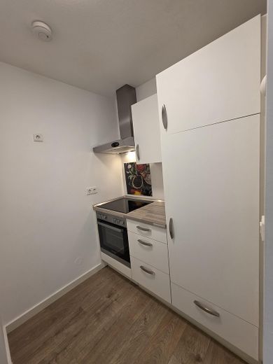 Schöner Wohnen, provisionsfreie/möblierte 1,5 Z-Whg.,2.OG, Lift, TG, 10 Min. U3, 5 % Rendite möglich – Küche