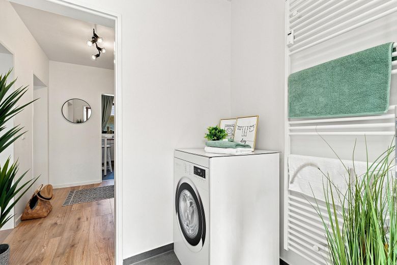 Emménagez immédiatement et sentez-vous chez vous – appartement de deux pièces avec cuisine et salle de bains, fraîchement rénové, à 26123 Oldenburg-Donnerschwee – Badezimmer Waschmaschine