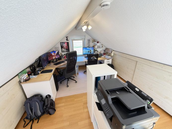 Maisonette mit Weitblick – 2 Balkone, Studio & Tiefgarage am ruhigen Ortsrand (provisionsfrei) – Studio / West-Fenster