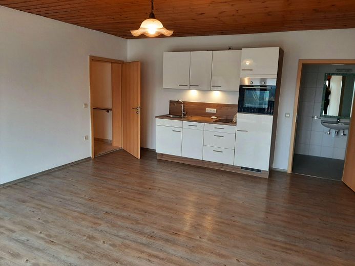 2 schöne 2-Zimmer Wohnungen mit Panoramablick, Balkon u. Küchenzeile u. 2 Duschbädern zu vermieten – DG Wohnzimmer mit Küchenzeile