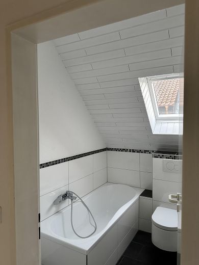 Bad mit Badewanne DG