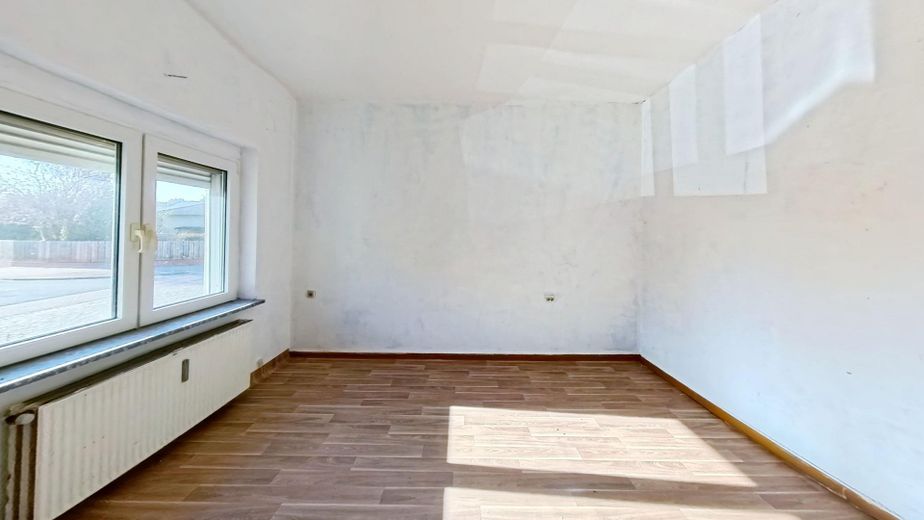 Großzügiges Sanierungsobjekt mit Einliegerwohnung – viel Potenzial für Familien oder MFH – Raum