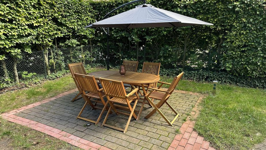 Möbliertes Haus 154 m² | 5,5 Zi | Garten | nahe Nienstedten | Wohnen auf Zeit 3–33 Monate – Sitzgruppe Ampelschirm, Strom