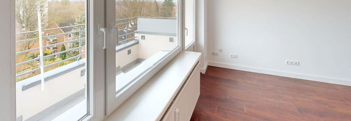 Wohnzimmer mit Balkon