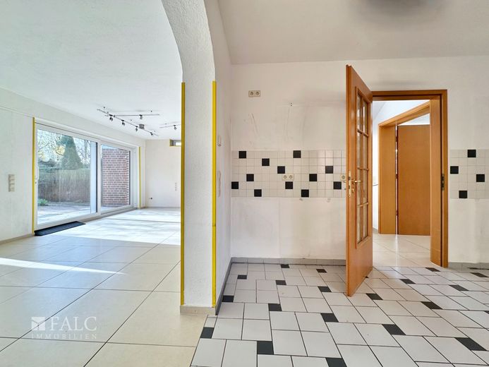Familientraum in Schermbeck: Energieeffizient wohnen mit Photovoltaik &amp; Solarthermie! – Wohnzimmer und Küche