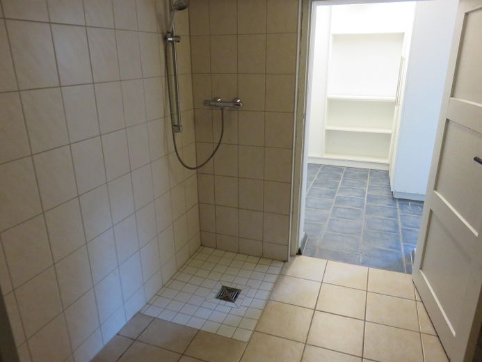 Sonnenterrasse und Saunalandschaft nahe Spandauer Forst – Dusche an der Sauna