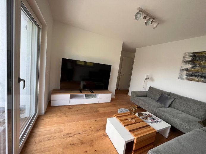 Exklusive 3,5 Zimmer Eigentumswohnung mit gehobener Ausstattung KfW-40-Plus nähe Brombachsee – Wohnzimmer