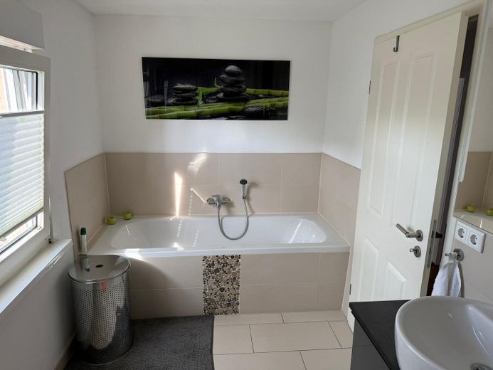 Casa unifamiliar con 1209qm de terreno y más de 250qm de superficie útil – Masterbad andere Seite