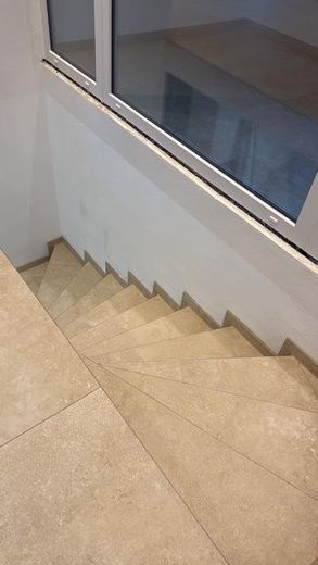 Luxus-Erstbezug nach Kernsanierung | 4 Zimmer | großzügiges Wohnen – Treppenabgang