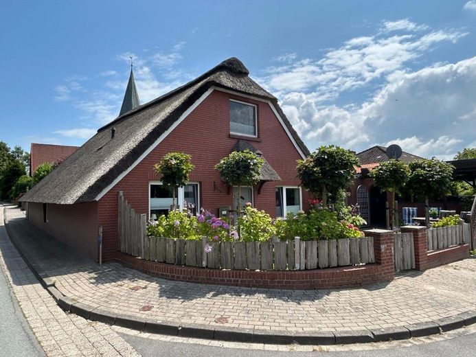 Exquisites, saniertes Bauernhaus mit Einliegerwohnung und Doppelcarport - Eine besondere Immobilie – Außenansicht