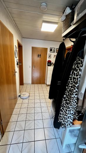Lichtdurchflutete 3,5-Zimmer-Dachgeschosswohnung mit Balkon, Wärmepumpe und PV-Anlage – Flur