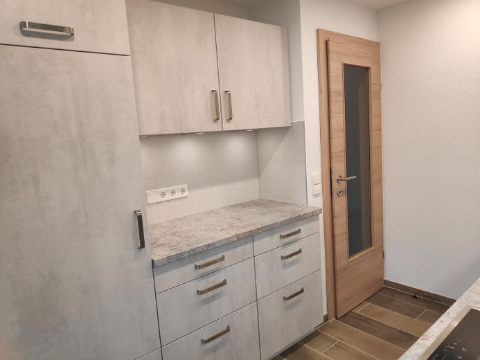 Appartamento al piano rialzato a Neuhausen, 3 1/2 locali, completamente ristrutturato, cucina componibile, Internet 1 Gb/s, 800 m fino alla S-Bahn – Foto 10