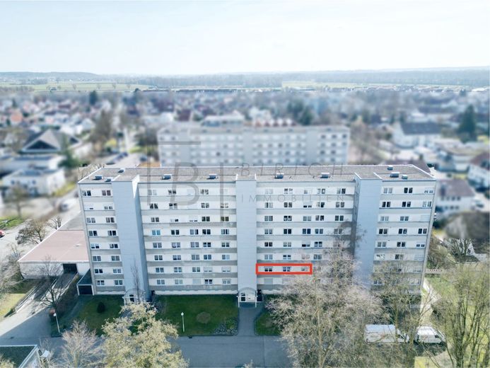 Immediately available: Well-maintained 4.5-room apartment with garage, balcony &amp; elevator – Drohnenaufnahmen