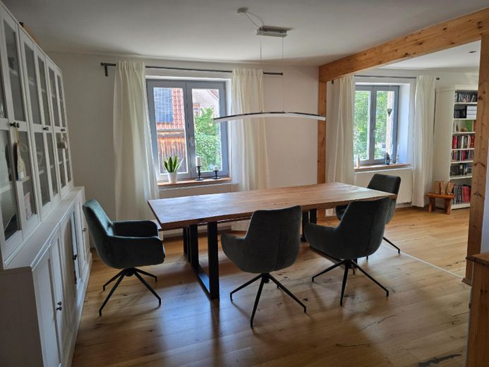 Esszimmer mit Blick zum Wohnzi