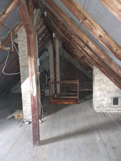 Dachgeschoßwohnung mit Blick über den Hofgarten und Potenzial zur Erweiterung – Speicher/Spitzboden aktuell