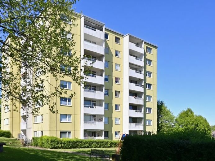 Schön geschnittene 4 Zimmer Wohnung mit Balkon, Gäste WC, Aufzug und Tiefgaragenstellplatz – Foto 1