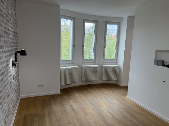 4-Zimmer SmartHome (Vollklimatisiert) - Kernsanierte Altbau-Wohnung mit Luxus Innenausstattung – Schlafzimmer leer 3