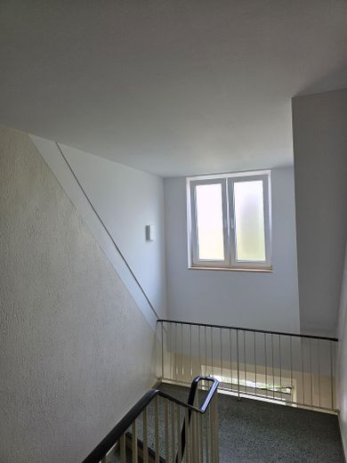 Nicht alltägliche 2,5 Raum Komfortwhg. großer Sonnenbalkon, Bad: Wanne + Dusche, Echtholzparkett – Treppenhaus