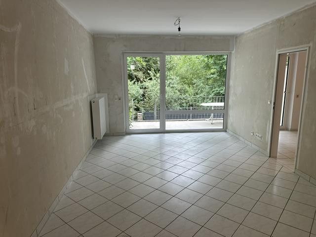 Modernized 3-room ground-floor apartment with garden, terrace and two parking spaces – Wohnzimmer zum Fenster