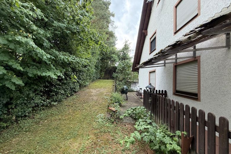 Großzügiges Familienanwesen mit Einliegerwohnung, 225 m² Wohnfläche und besonderem Flair – Garten auf der Rückseite