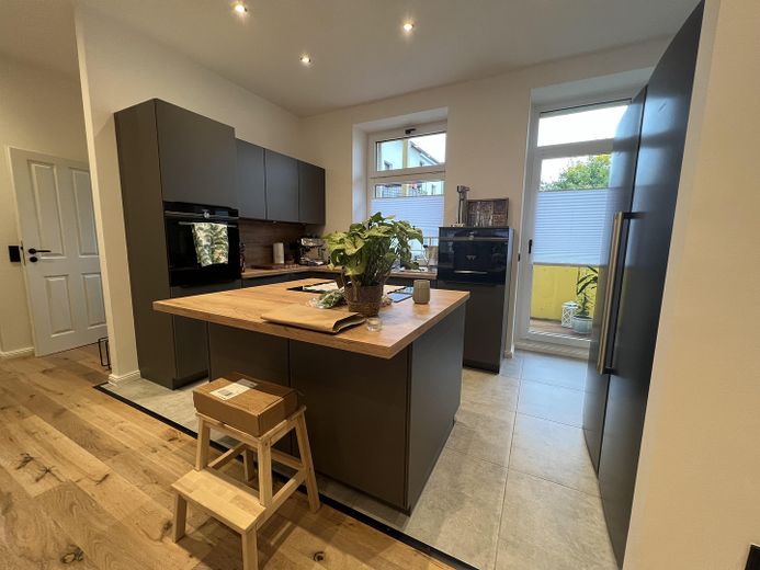 Lussuoso appartamento di 4 locali risanato con cucina componibile unica sul Kaßberg – Küche I
