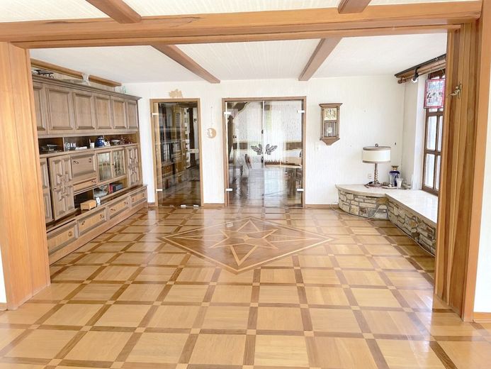 GROSSZÜGIGES HAUS + TOLLE MATERIALIEN! ++ IDEAL FÜR PFERDEHALTUNG ODER ÄHNLICHES! ++ – WOHNBEREICH TEILANSICHT 2
