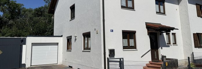 Platz für die ganze Familie! Traumhafte Doppelhaushälfte mit Blick ins Grüne – Aussenansicht