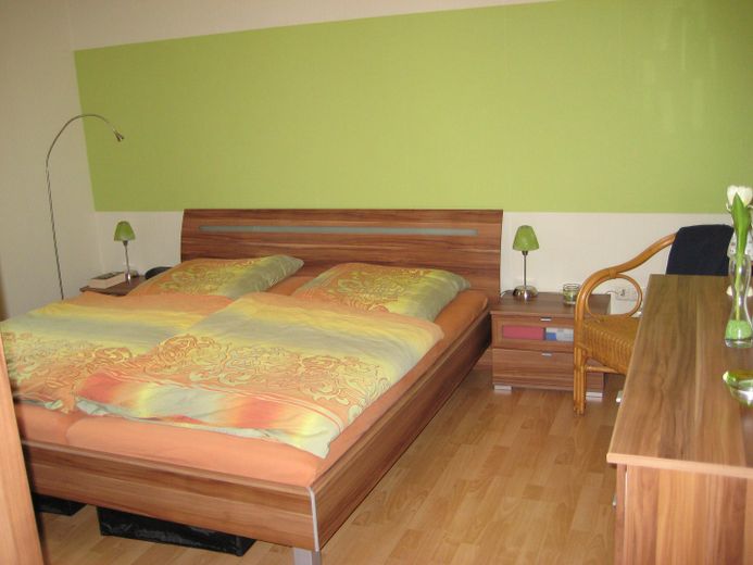 Helle 2 ZKB Wohnung, Balkon, Badezimmer mit Fenster, Einbauküche VB, Keller, Stellplatz – Schlafzimmer