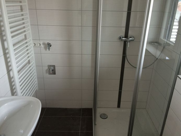 Lichtdurchflutete und neu gebaute 2-Zimmer Wohnung mit Terrasse und EBK, ohne Courtage - Nr. 15 – Bad