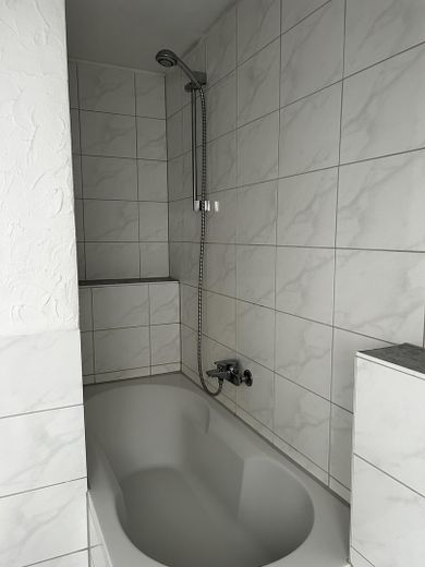 Appartement lumineux de 3 pièces sous les combles avec balcon – Photo 6