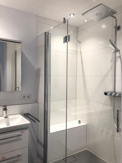 großräumige Dusche
