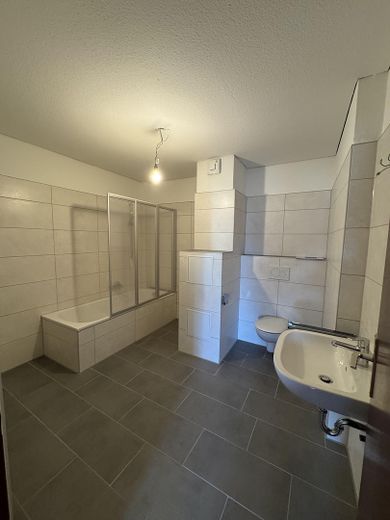 Helle, geräumige und frisch sanierte 2,5 Zimmer-Dachgeschosswohnung – Foto 2