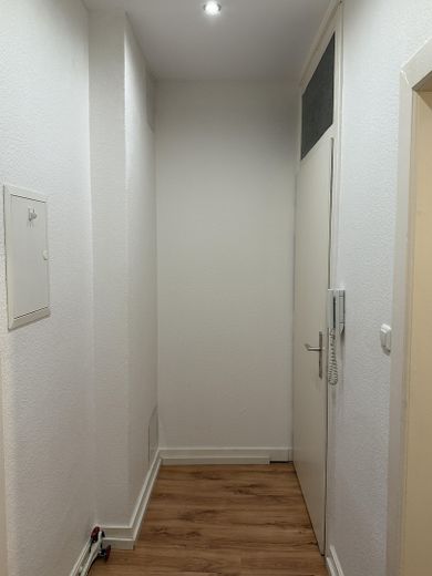 Möblierte 2 Zimmer-Wohnung in zentraler Lage in Frankfurt sachsenhausen – Flur