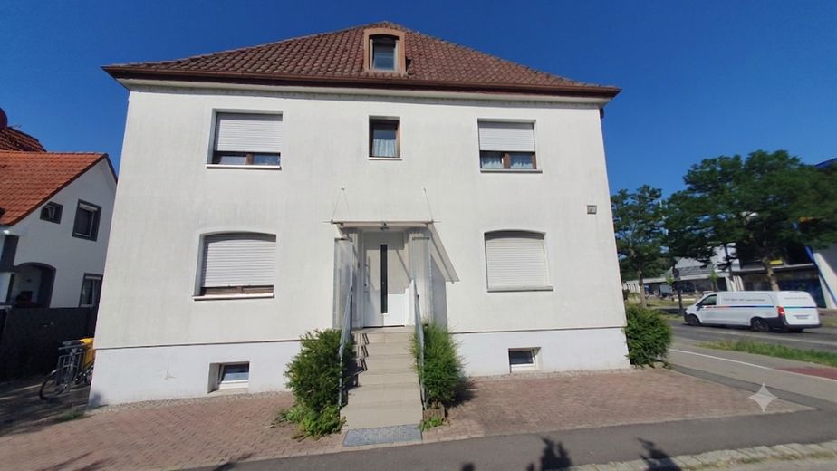 Charmante 2,5-Zimmer-Wohnung in zentraler Lage von Friedrichshafen – Hausansicht 2