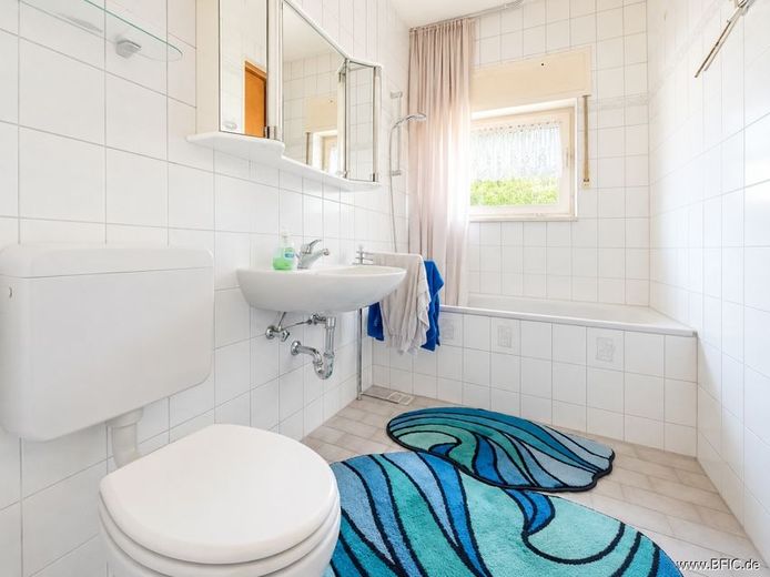 bezugsfrei hell ruhig Balkon: 2-Zi.-Whg im Hochparterre – Bad