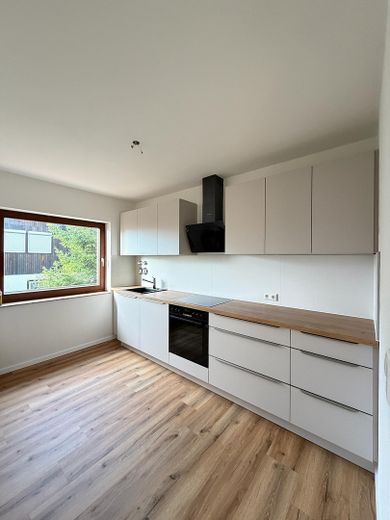 Küche mit großem Fenster