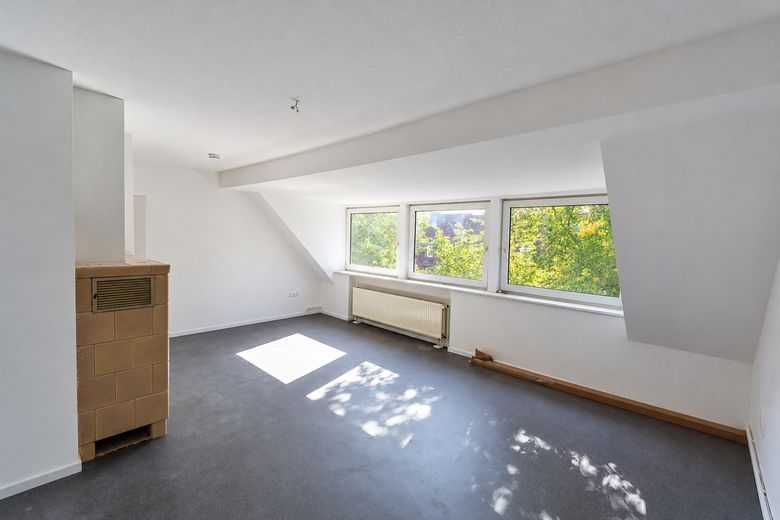 Helle 4-Zimmer Wohnung mit Einbauküche in zentraler Lage – Wohnzimmer