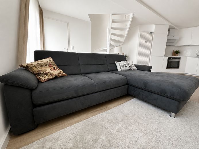 Vollmöblierte 2,5-Zimmer-Maisonette mit Tageslichtbad & Kellerraum - Neubau 2024 in Köln Mülheim! – Sofa- / Couch-Bereich