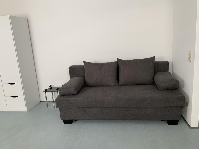 Clever investieren oder selbst einziehen – attraktives Studio-Apartment zum Kauf – Wohnraum/Schlafbereich