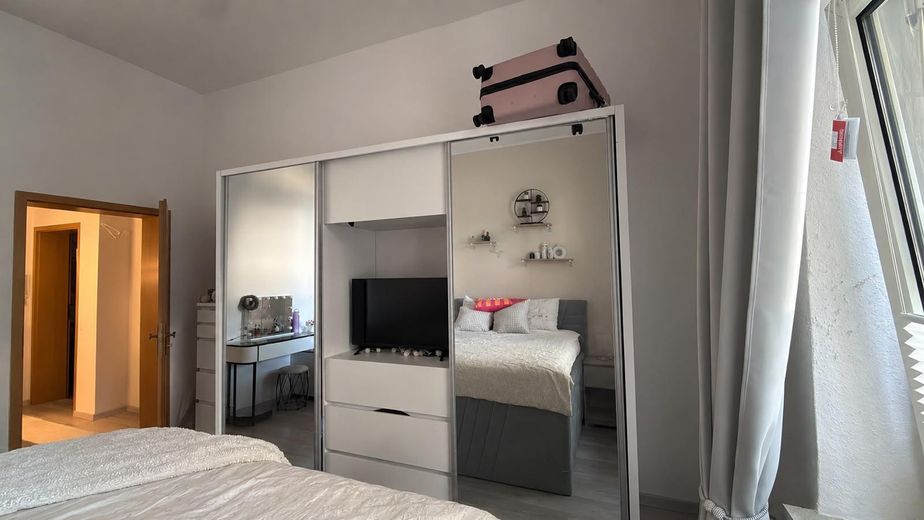 Immeuble ancien à aimer – appartement lumineux de 2 pièces avec balcon et garage dans un emplacement privilégié en centre-ville – Schlafzimmer