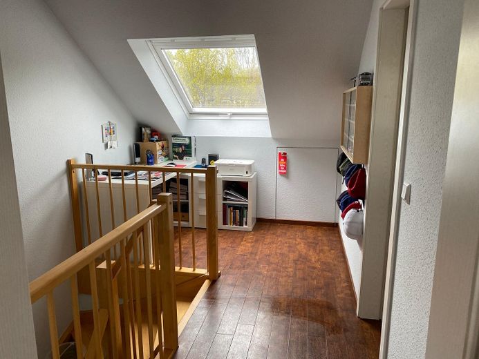 Raumwunder RMH, Fernwärme, Fußbodenheizung, Kamin, Vollkeller, ausgebautes DG, Doppelcarport – Flur im DG