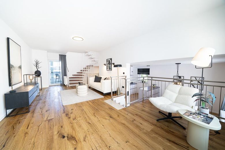 Architekten-Unikat in Neu-Anspach: Moderner Luxus & Erstbezug nach Sanierung – Wohnzimmer mit Leseecke