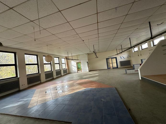 Central residential and commercial building with commercial hall and PV system – Foto 6