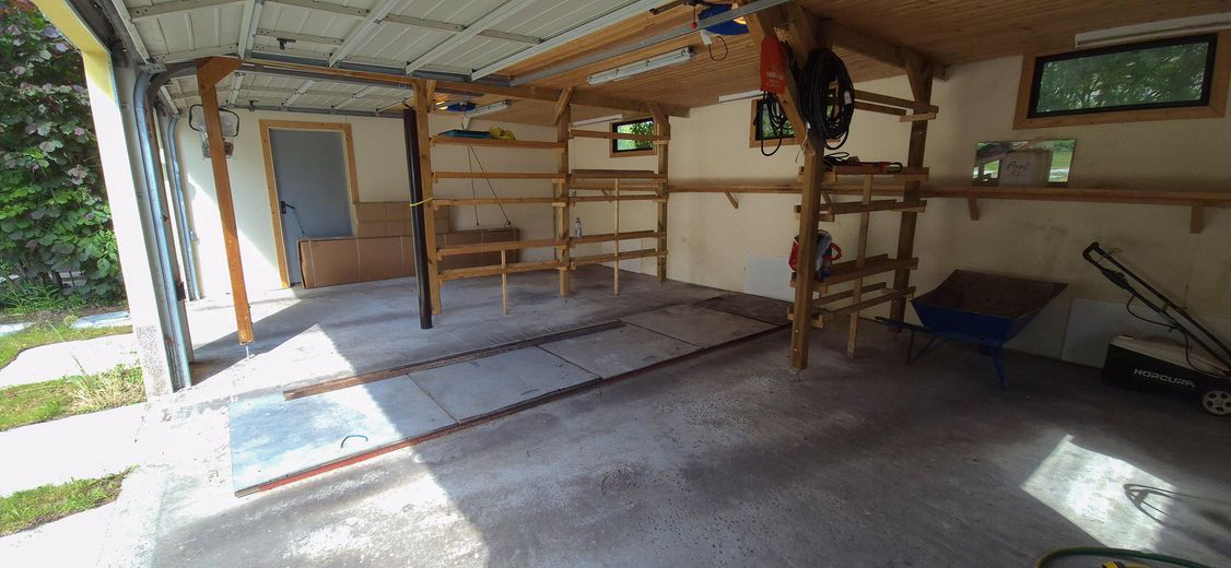 Garage innen mit Wartungsgrube